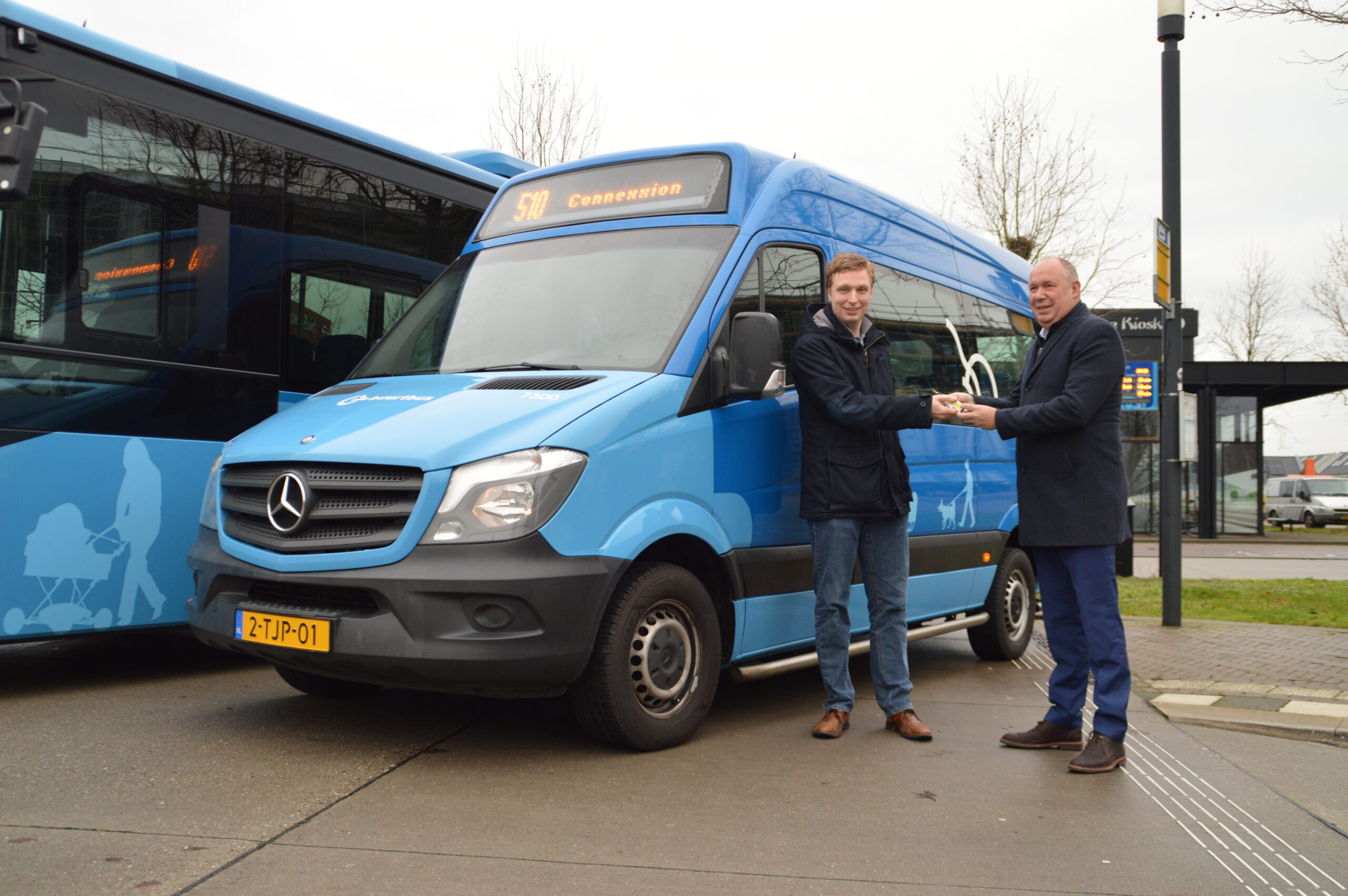 Gedeputeerde Bert Boerman overhandigt de sleutels van de Stadsbuurtbus aan voorzitter Roy Dekker