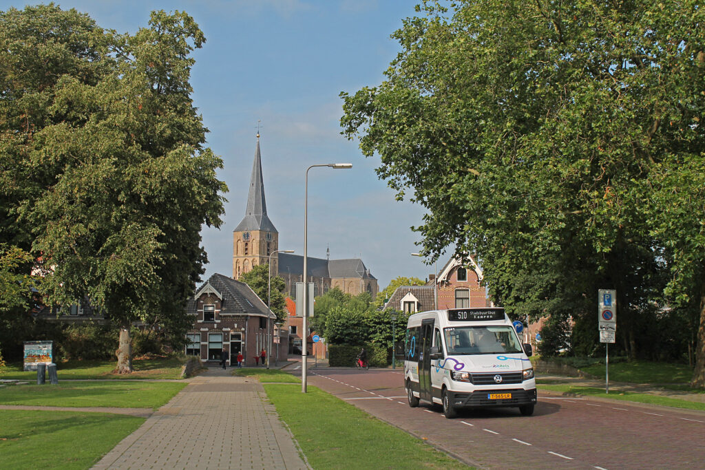Stadsbuurtbus Kampen rijdend op de Kennedylaan