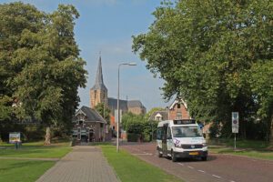 Stadsbuurtbus Kampen rijdend op de Kennedylaan