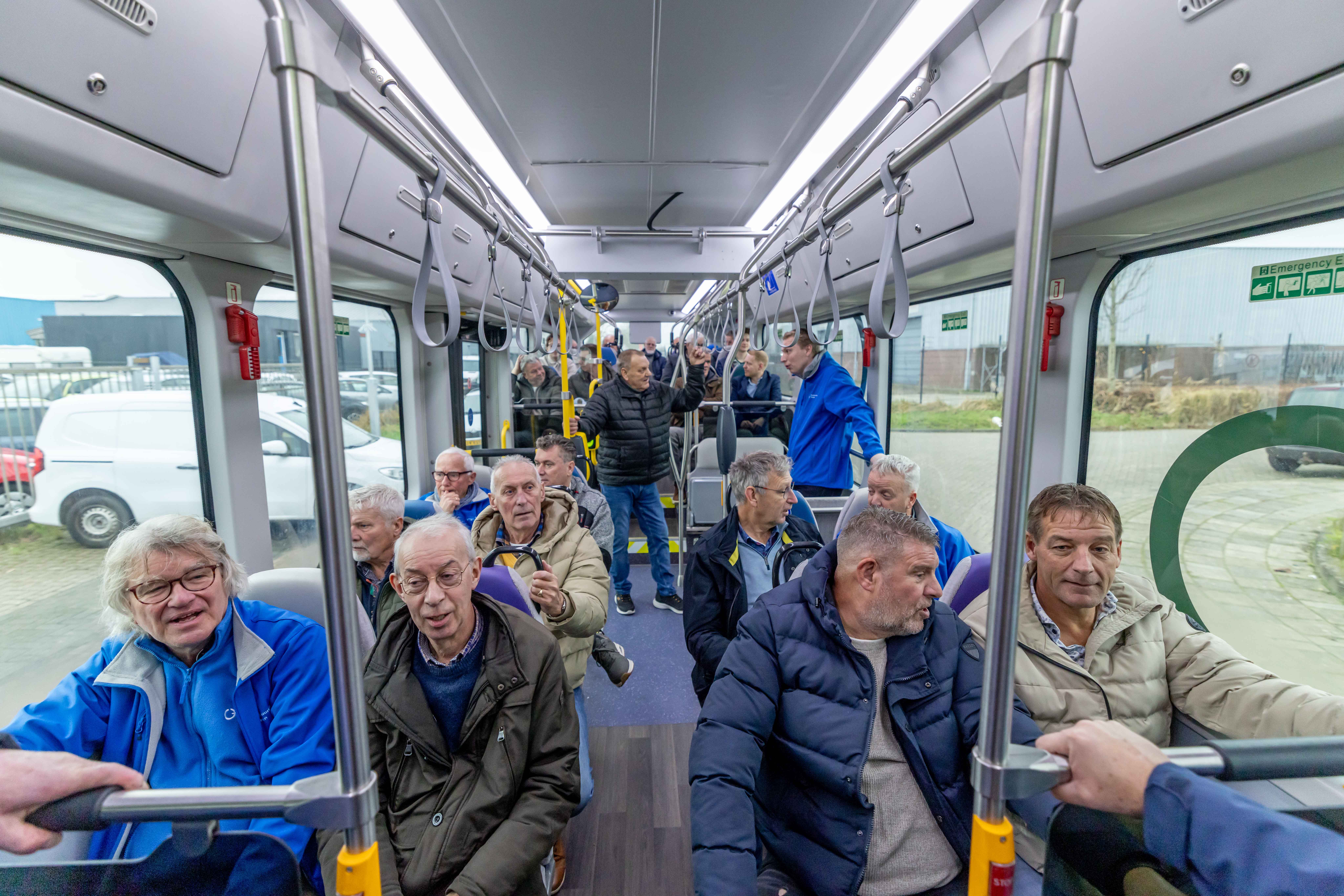 Stadsbuurtbus Kampen rijdend op de Kennedylaan