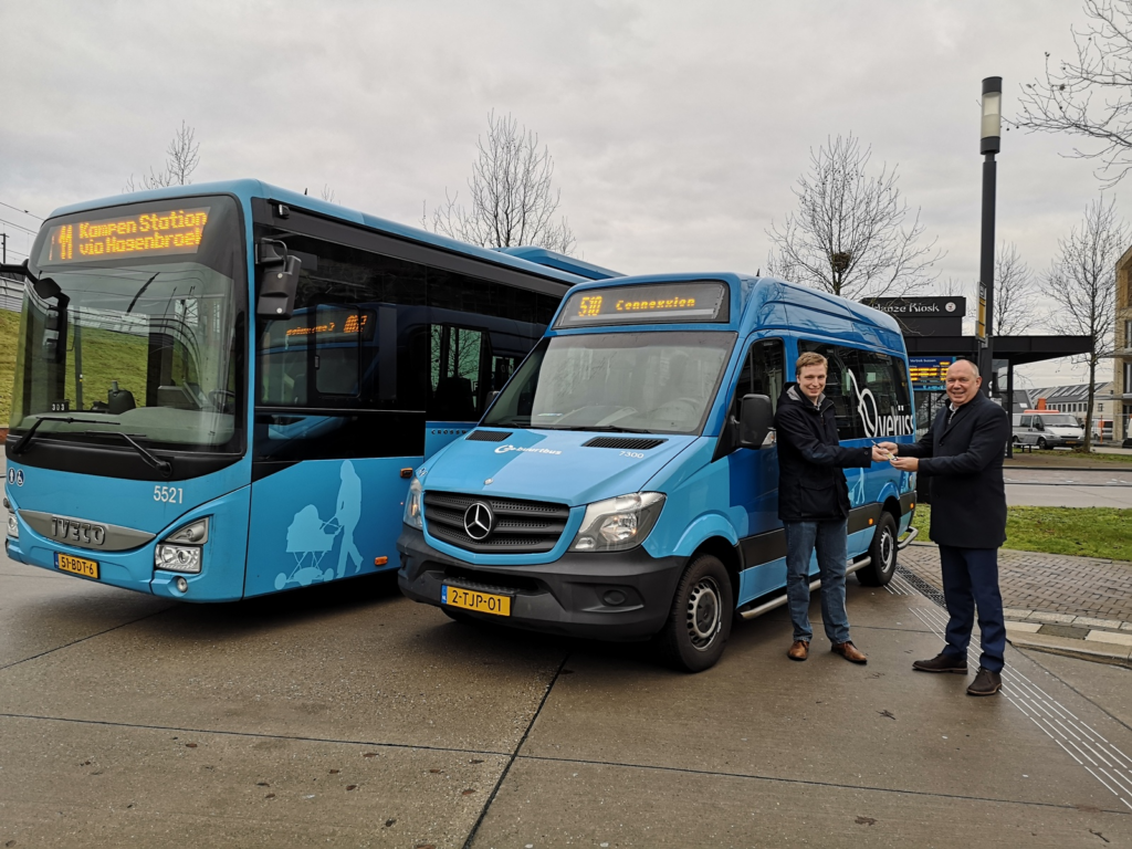 Overhandiging van de sleutels van de Stadsbuurtbus bij station Kampen Zuid, met stadsbus lijn 11 ernaast.