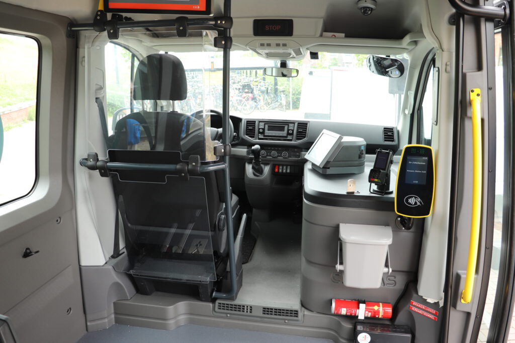 De chauffeursplaats, instap en incheckvoorzieningen in de nieuwe Stadsbuurtbus.