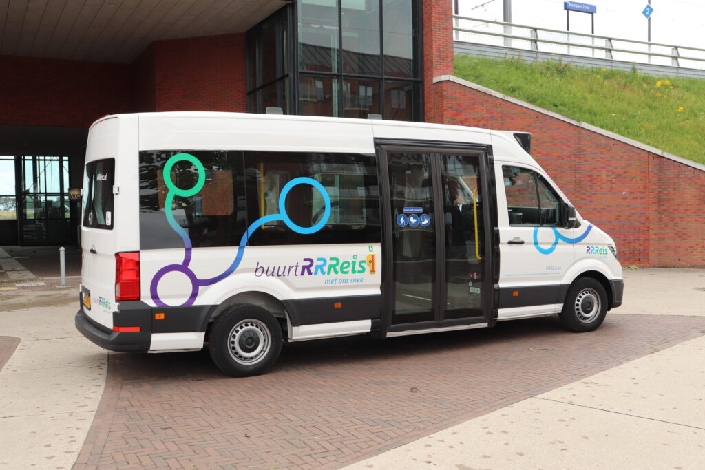 De nieuwe buurtRRReis-bus naast Station Kampen Zuid.